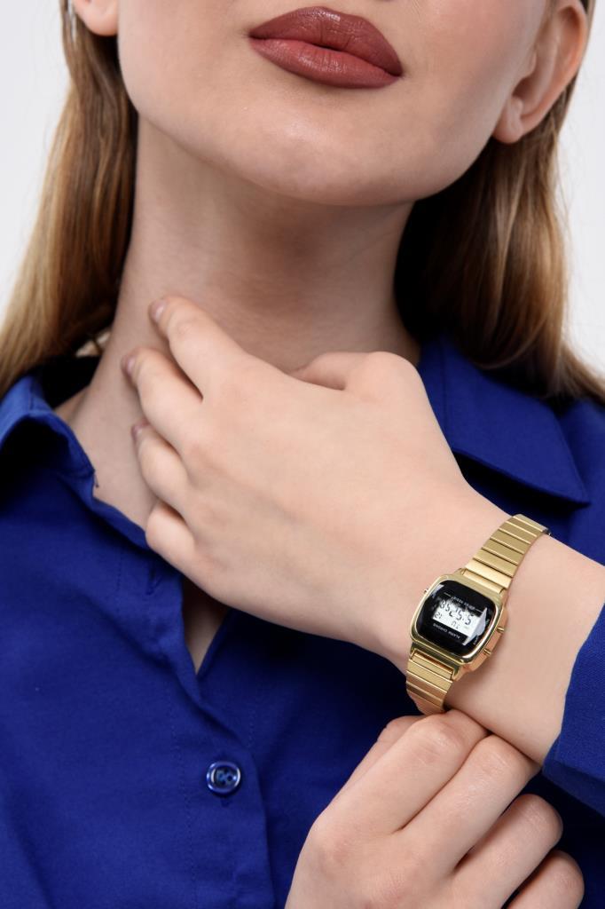 Carmilla Gold Metal Band Women's Wristwatch