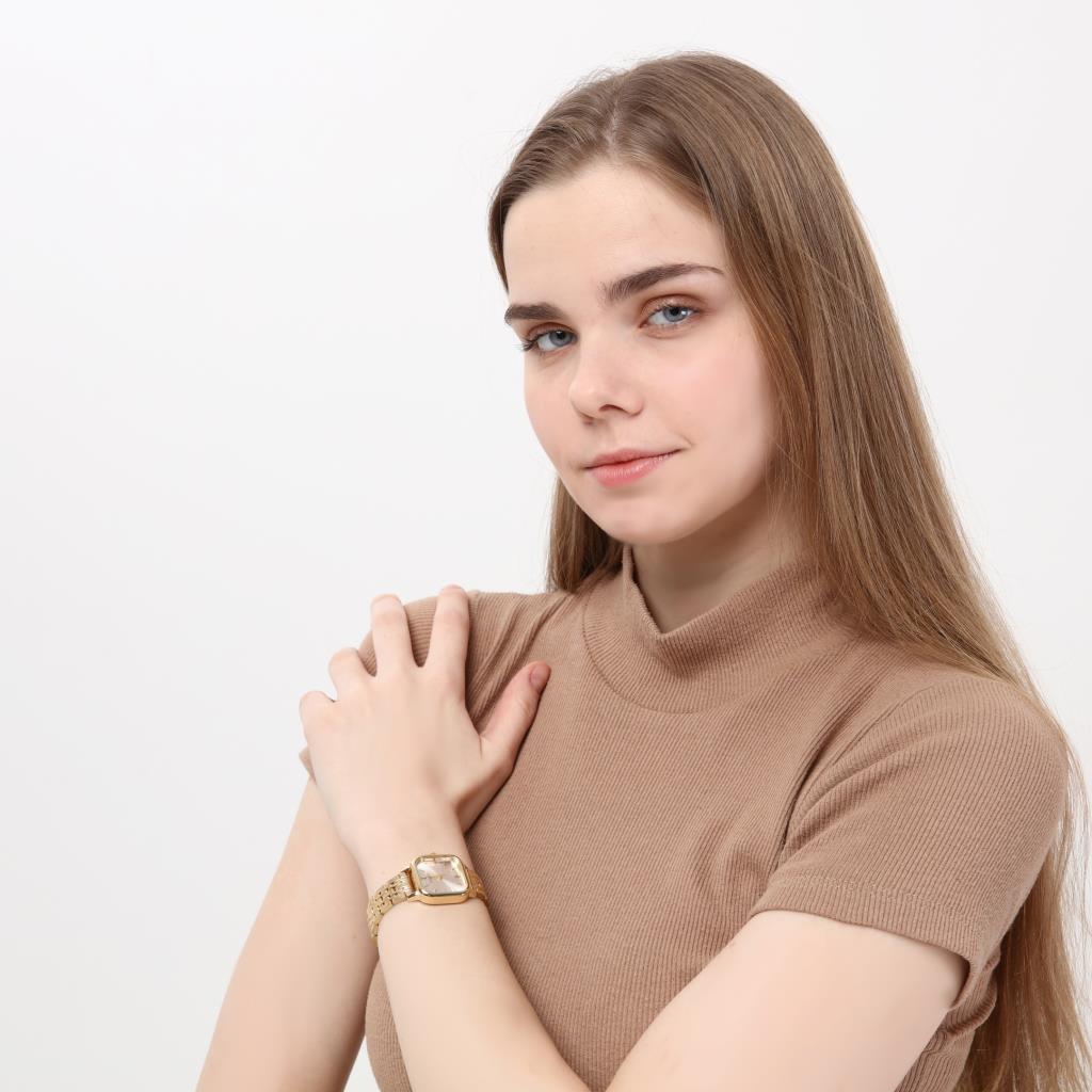 ساعة يد نسائية بحزام ذهبي من ميليان باللون الفضي