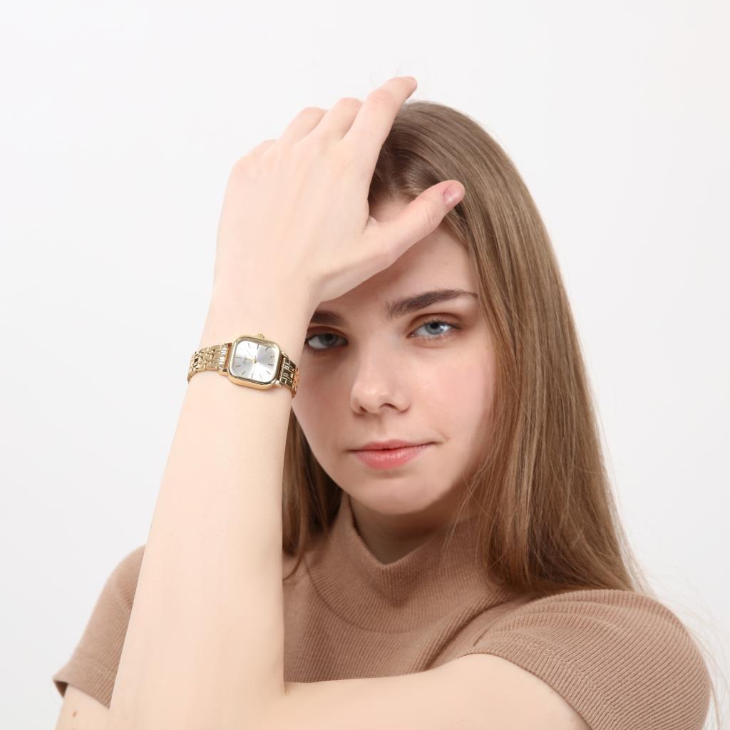 ساعة يد نسائية بحزام ذهبي من ميليان باللون الفضي